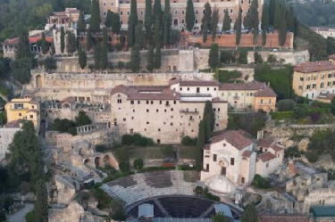 Eliminazione scritte vandaliche dalle colonnine terrazza panoramica Castel San Pietro Eliminazione scritte vandaliche dalle colonnine terrazza panoramica Castel San Pietro