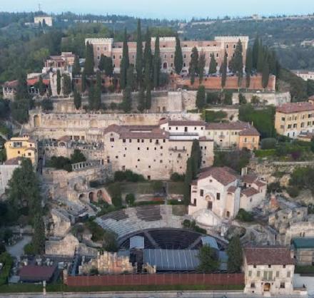 Eliminazione scritte vandaliche dalle colonnine terrazza panoramica Castel San Pietro