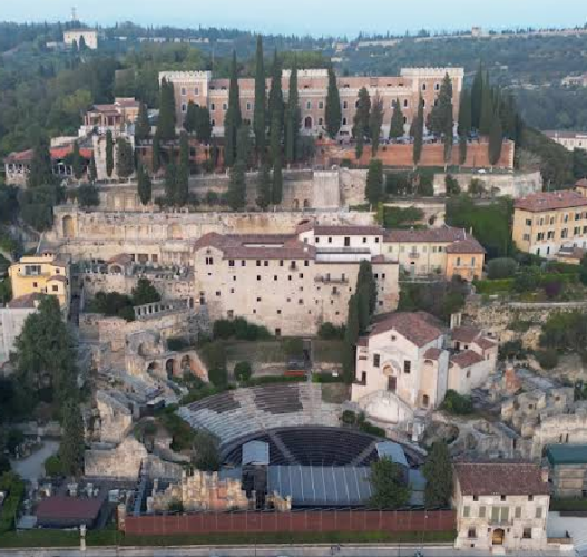 Eliminazione scritte vandaliche dalle colonnine terrazza panoramica Castel San Pietro Eliminazione scritte vandaliche dalle colonnine terrazza panoramica Castel San Pietro