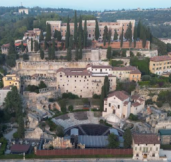 Eliminazione scritte vandaliche dalle colonnine terrazza panoramica Castel San Pietro